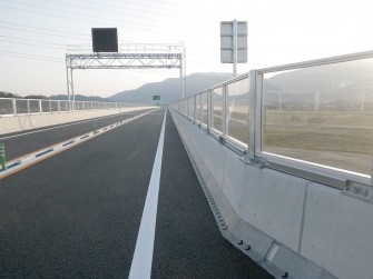 大和御所道路観音寺地区投落防止板外設置工事